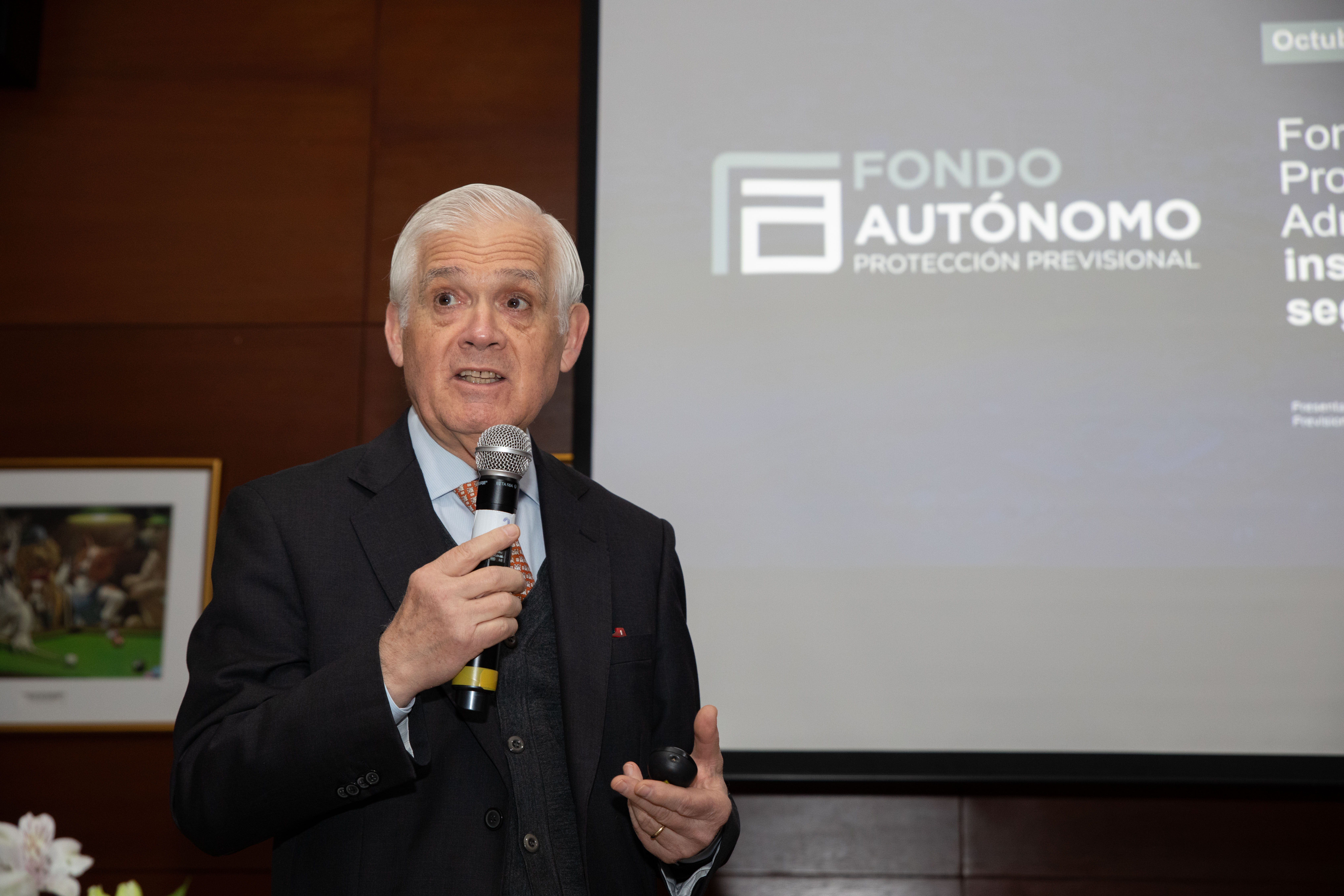 Enrique Marshall expone en desayuno DCV 