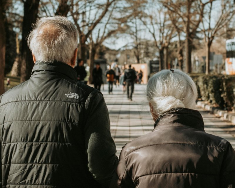 Adultos mayores caminando
