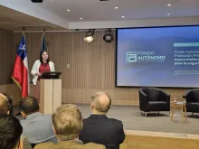 Rosario Celedón expone en seminario UST
