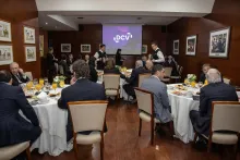 Enrique Marshall expone en desayuno DCV 