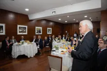 Enrique Marshall expone en desayuno DCV 