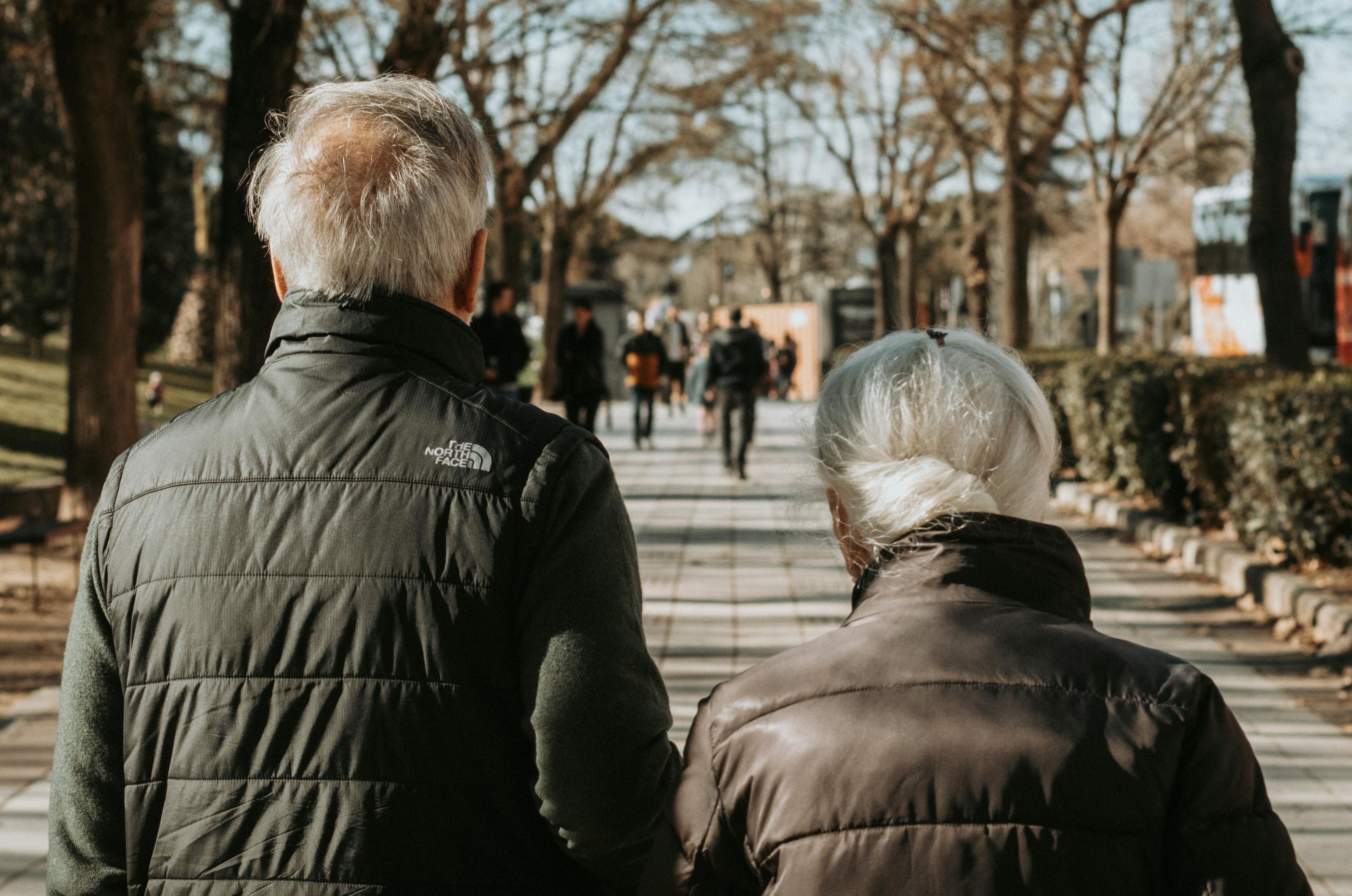 Adultos mayores caminando